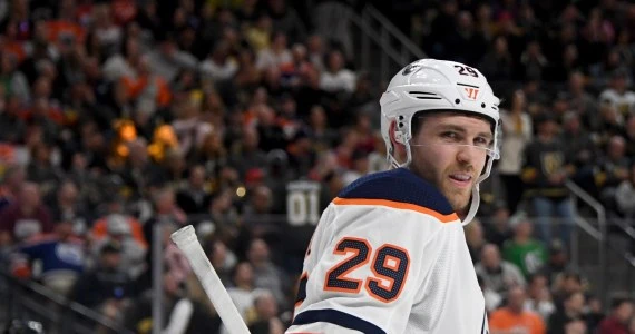 NHL. Leon Draisaitl pierwszym Niemcem z nagrodą MVP