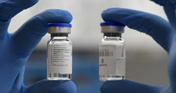 Najbogatsi zabezpieczają sobie dostawy szczepionki