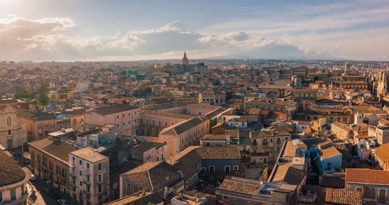 Niebezpieczne miasta w Europie. Polacy i tak latają tam na city break