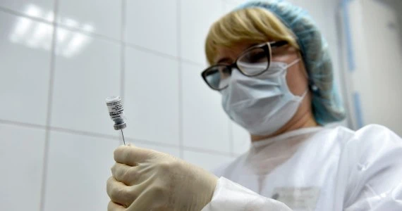 Medycy, którzy przyjęli rosyjską szczepionkę na COVID-19, zachorowali na COVID-19