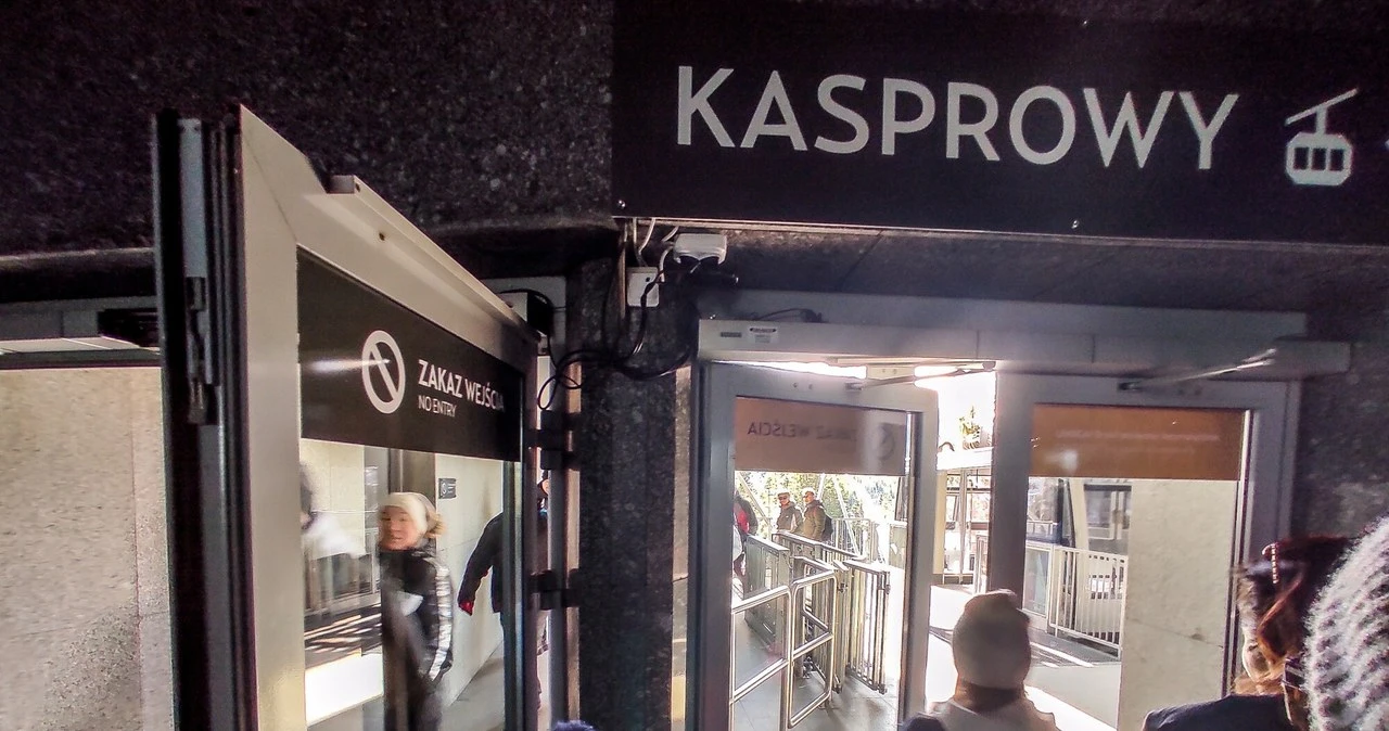 Cena kolejki na Kasprowy odstrasza turystów. Wagoniki świecą pustkami, ludzie wolą iść pieszo
