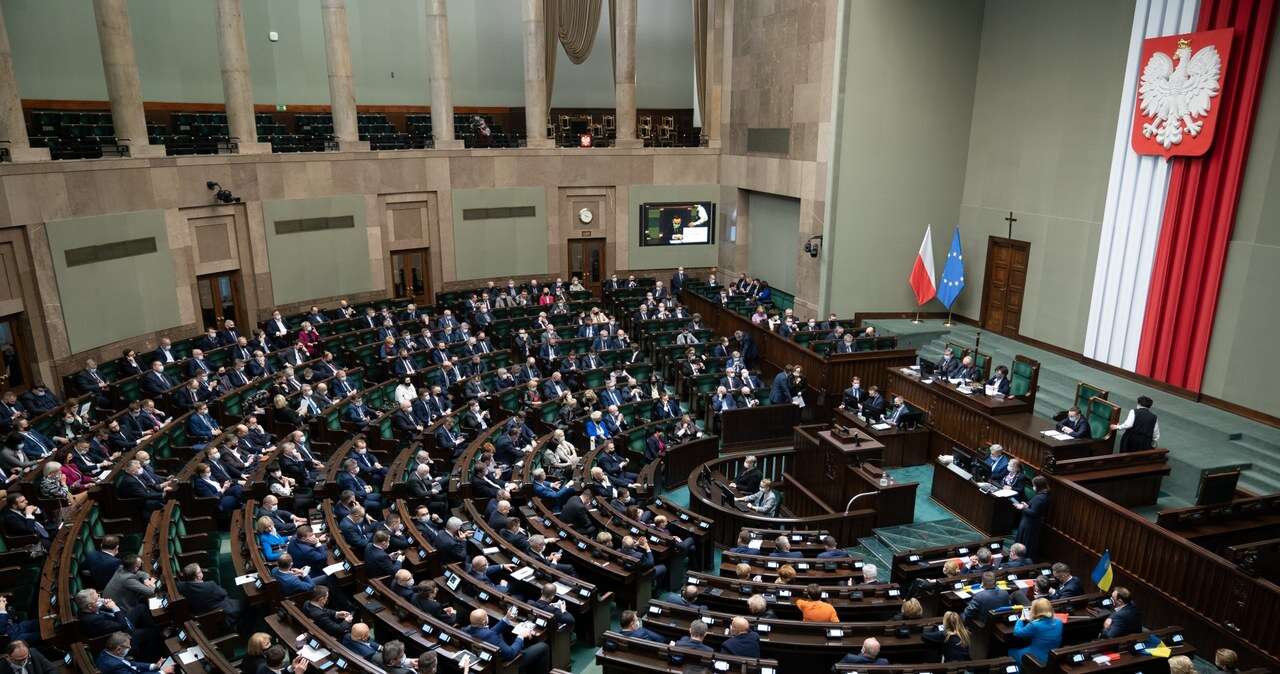 W Sejmie o sytuacji w polskiej służbie zdrowia. Zarobki 