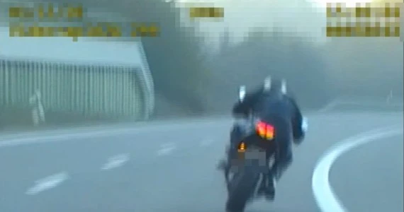 Dramatyczny pościg za motocyklistą. Nie pomogła blokada!