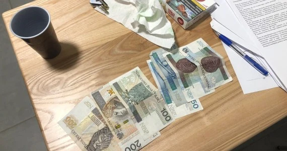 Pijany i bez prawa jazdy chciał przekupić policjantów