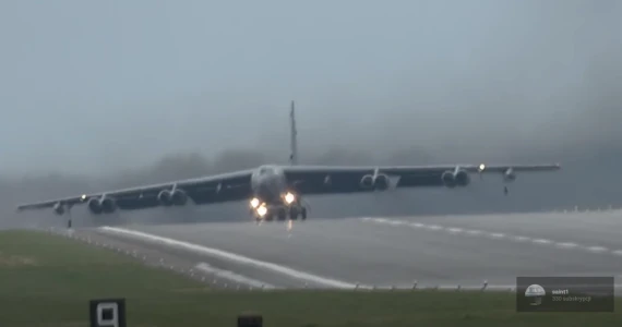 B-52 uchwycony podczas startu z bocznym wiatrem