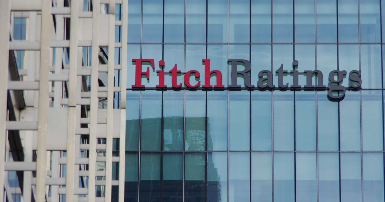 Fitch przestrzega Polskę. Agencja wymienia kluczowe ryzyko dla ratingu