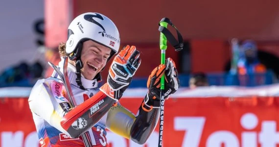 Alpejski PŚ. Niedoszły piłkarz Braathen nie chce schodzić z podium
