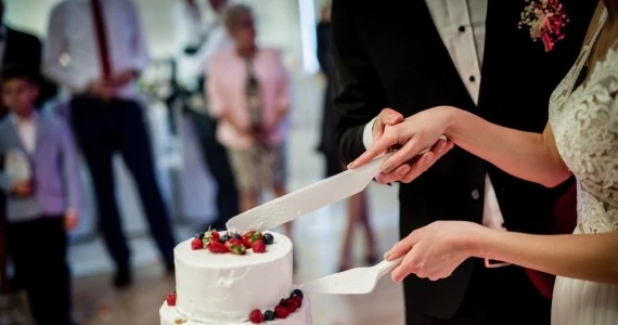 Zamknięte restauracje, zakaz wesel. Nowe obostrzenia w całym kraju