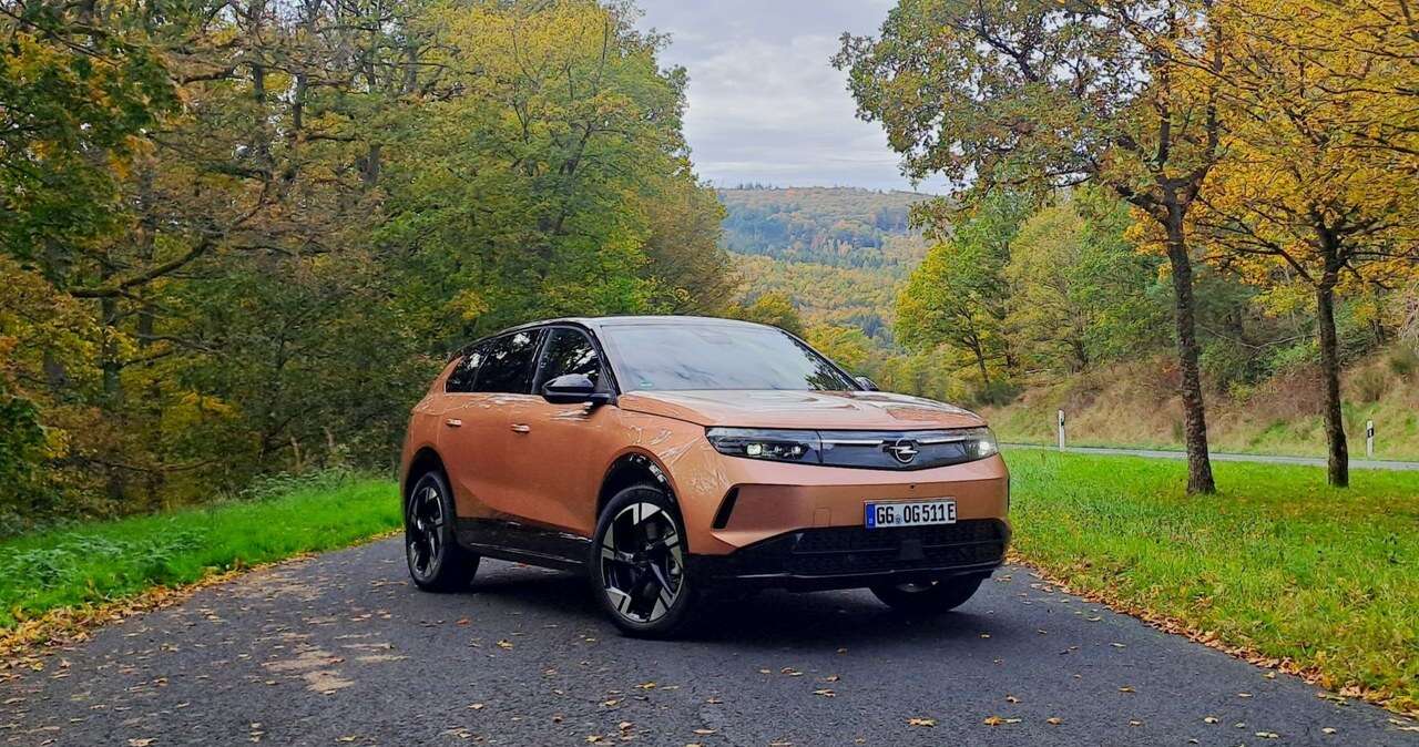 Opel Grandland na baterie jeździ jak auto spalinowe. Zasięg to niemal 600 km