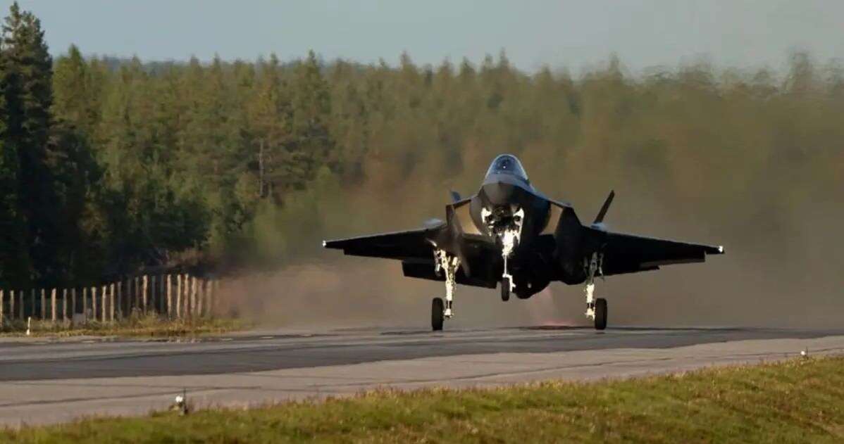 Jedziesz sobie autostradą, a tam ląduje myśliwiec F-35... lub dwa