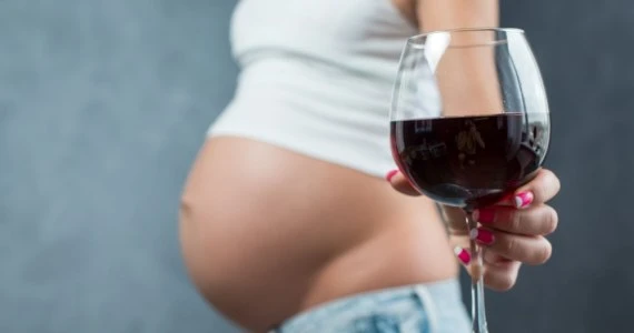Jak zareagować, gdy kobieta w ciąży sięga po alkohol?
