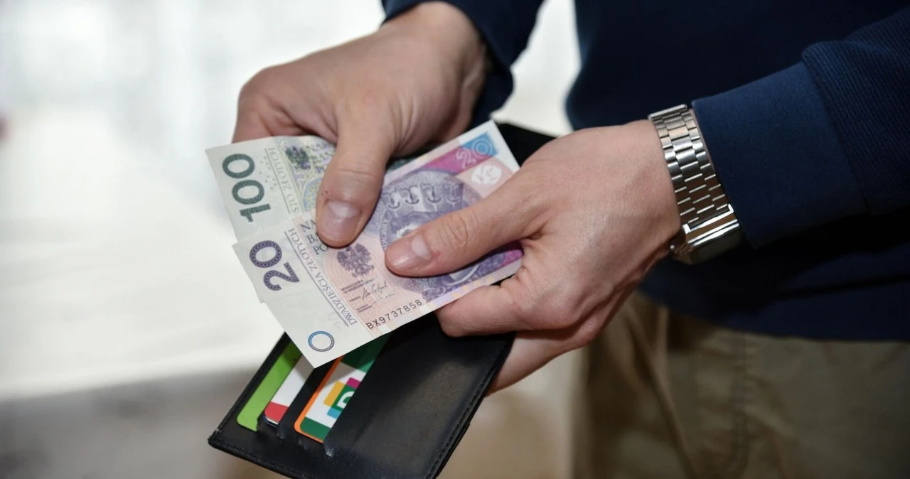 Karty w portfelu, a gotówka w ręku. Czy Polska wraca do bankomatów?