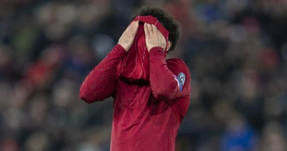 Premier League. Salah na weselu brata z maseczką pod brodą