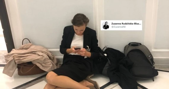 ​Zuzanna Rudzińska-Bluszcz na sejmowej podłodze. Zdjęcie wywołało lawinę komentarzy