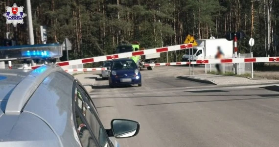 Ugrzązł na torach między rogatkami. I zrobił to, co trzeba!