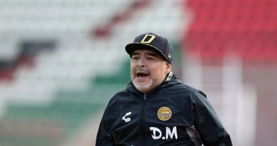 Diego Maradona wspierany przez kibiców przed szpitalem