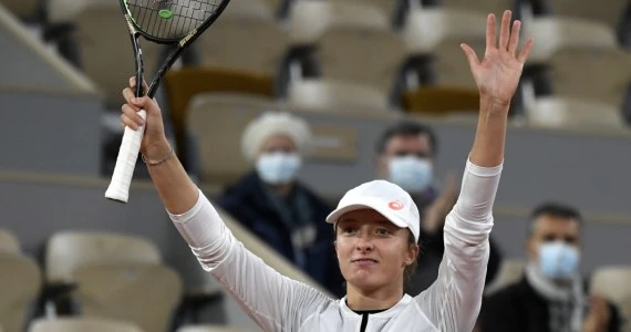 Iga Świątek - Simona Halep 6:1 6:2 w 1/8 Rolanda Garossa. Corretja: Polka latała po korcie