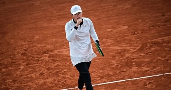 Roland Garros. Guns N' Roses prowadzi Igę Świątek do kolejnych wygranych