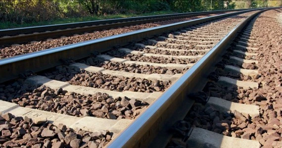 Olsztyn: Pociąg potrącił nastolatka. Chłopiec walczy o życie