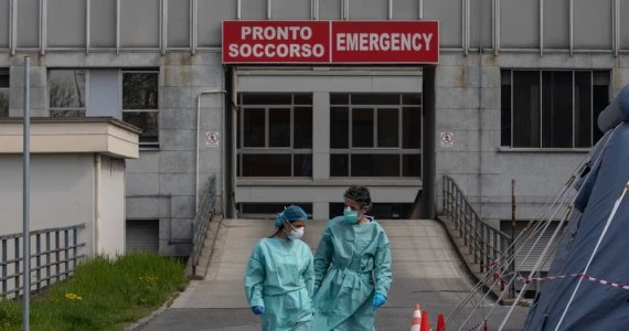 Koronawirus we Włoszech. Prasa: Lombardia wywiesza białą flagę
