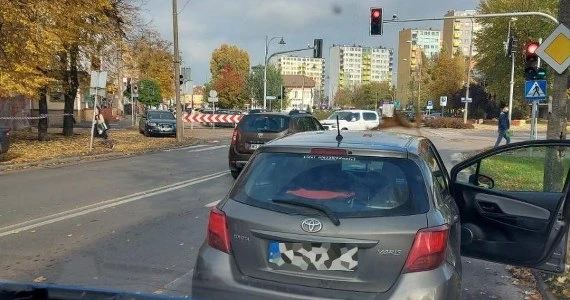 Samochód stał, a jego silnik pracował na wysokich obrotach