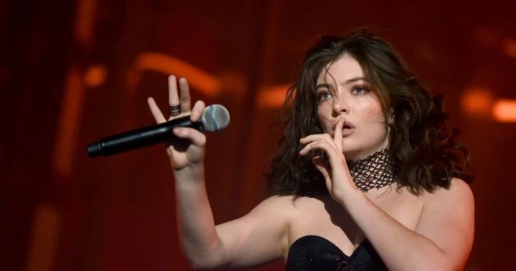 Fani Lorde w szoku. Wokalistka przyłapana z partnerem