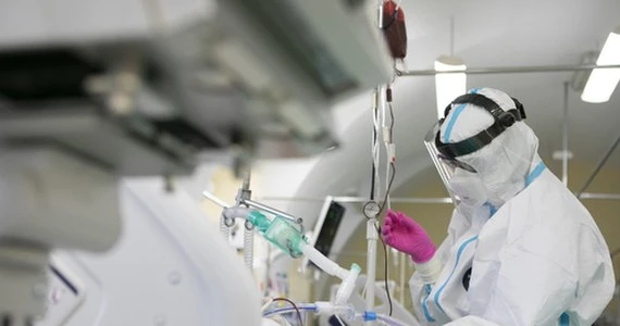 Koronawirus. Łódź: Pacjent podłączony do tlenu próbował zapalić papierosa. Wybuchł pożar