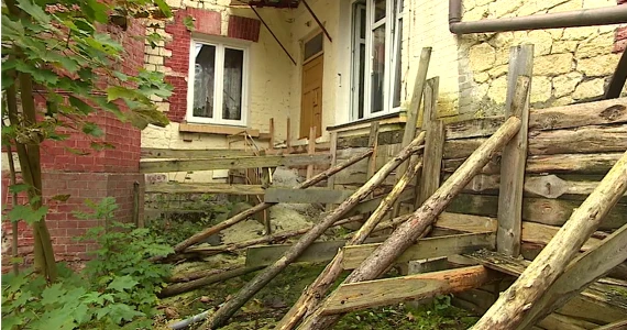 Sąsiad zalał im drzwi betonem. Walczą już trzy lata