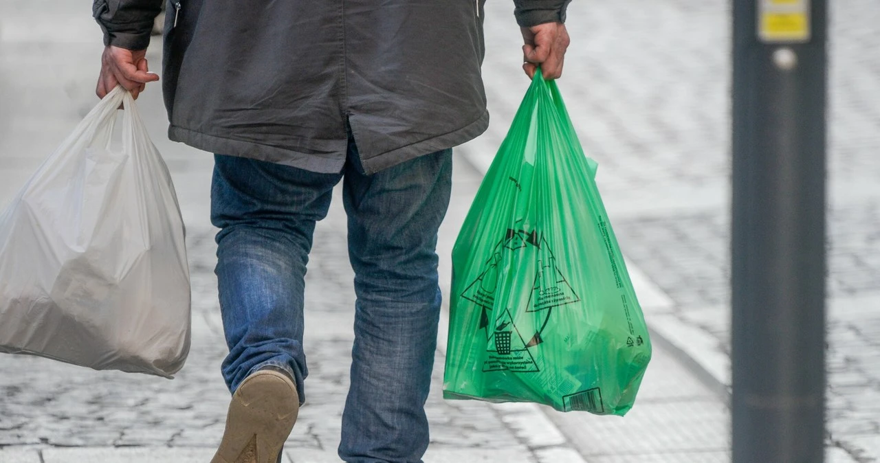 Państwo zarabia na foliowych reklamówkach. To już ok. 180 mln zł za ubiegły rok
