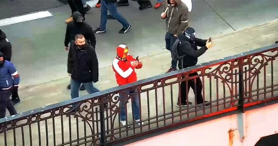 ​Podpalenie mieszkania podczas Marszu Niepodległości. Policja opublikowała zdjęcia
