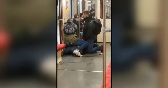 Warszawa: Pasażerowie w metrze obezwładnili agresywnego mężczyznę bez maseczki