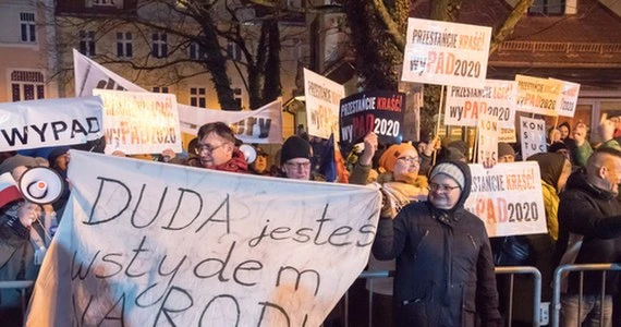 Gwizdy i okrzyki w trakcie przemówienia Andrzeja Dudy. Śledztwo przedłużone