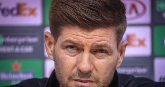 Rangers FC - Lech Poznań. Steven Gerrard dostał od Lecha... tajemnicze pudełko