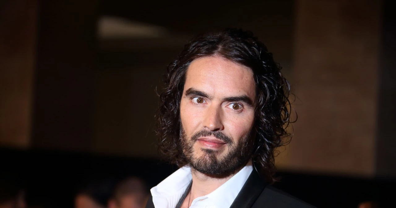 Russell Brand nie przyznaje się do winy. Kiedy rozpocznie się proces?