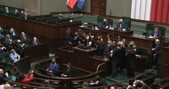Protest posłanek Lewicy. Marszałek Terlecki wezwał straż marszałkowską
