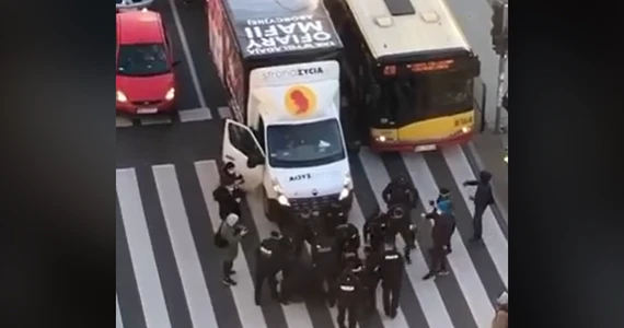 Antyaborcyjna ciężarówka zablokowana. Policja użyła siły wobec protestujących