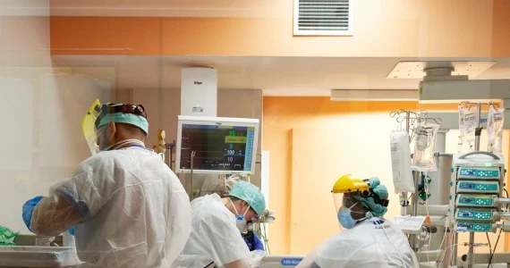 Trudna sytuacja w Belgii. Zakażeni lekarze zostali poproszeni o kontynuowanie pracy