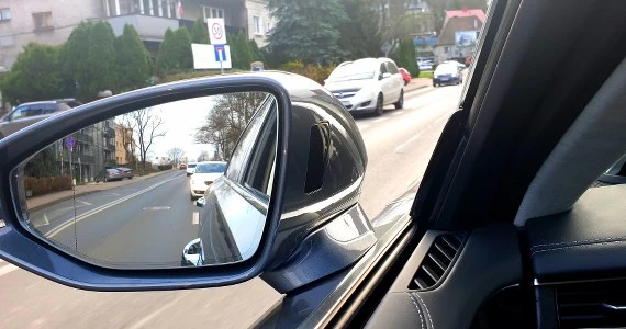 Jak reagujesz, gdy kierowca jadący za tobą mruga światłami?