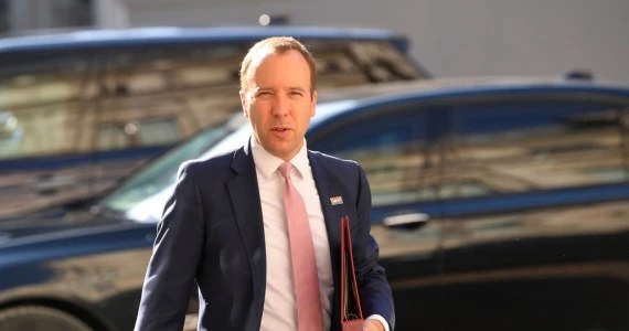 Koronawirus w Wielkiej Brytanii. Minister tłumaczy się ze 
