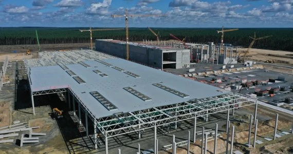Tesla ma za mało pracowników, żeby rozpocząć produkcję w Niemczech