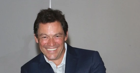 Dominic West cieszy się, że Donald Trump ma koronawirusa