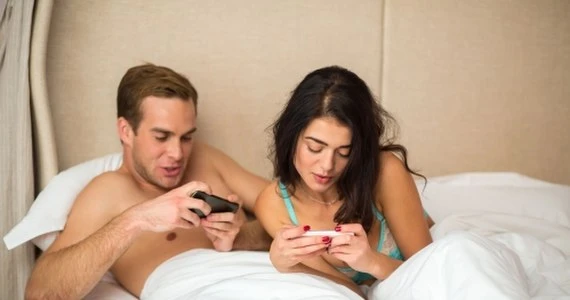 Życie seksualne zanika? Coraz więcej młodych ludzi woli grać w gry