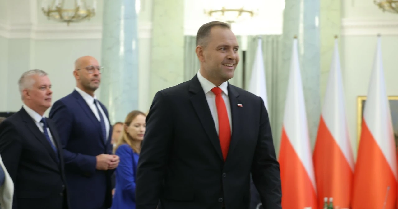 Karol Nawrocki pyta od deficyt państwa. 