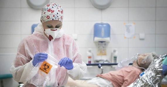 Holandia: Zmarła pacjentka, która dwukrotnie zakaziła się koronawirusem