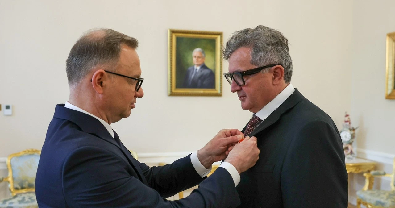 Znany bankowiec z odznaczeniem od Dudy. 
