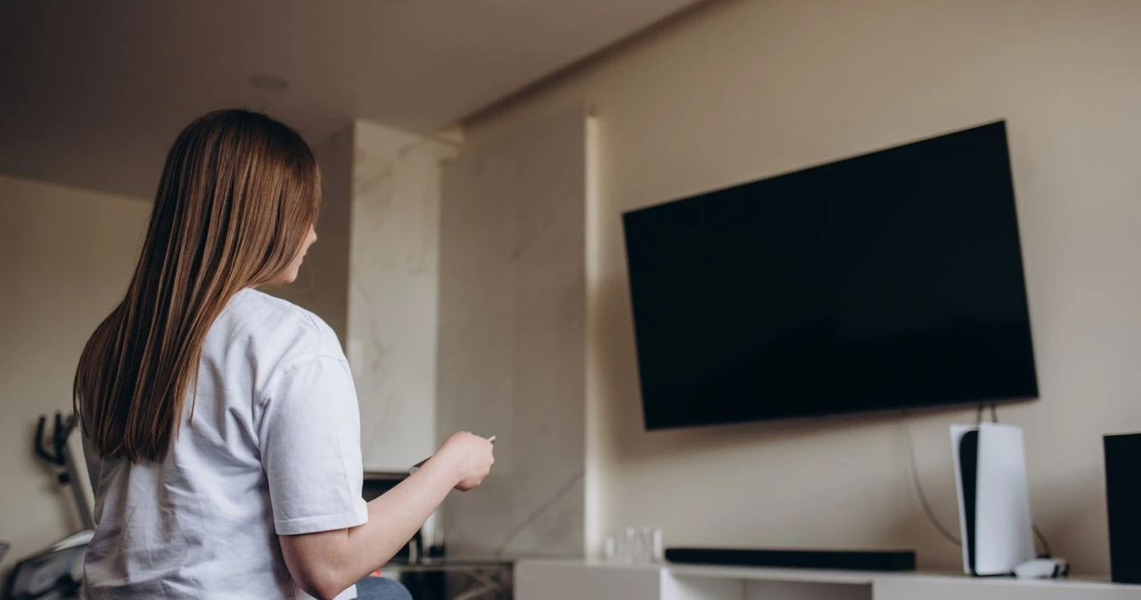 Wzięła telewizor do Belgii, nie zgłosiła tego poczcie. Komornik zajął konto