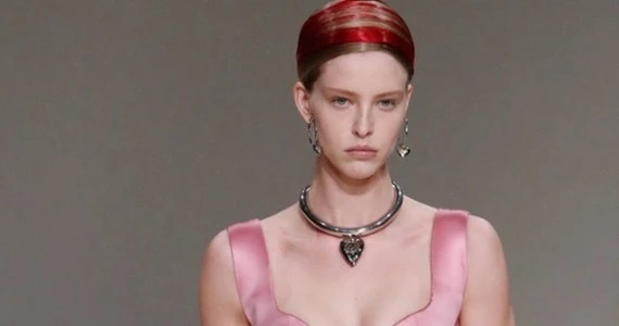 ​W jesiennych stylizacjach powraca moda na buduarowe kreacje