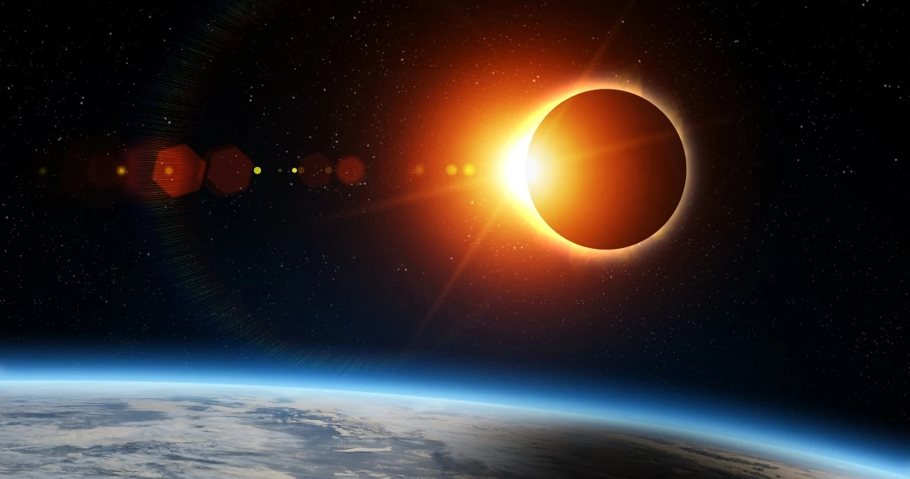 Różowe płomienie Słońca na zdjęciu NASA z zaćmienia. Co to takiego?