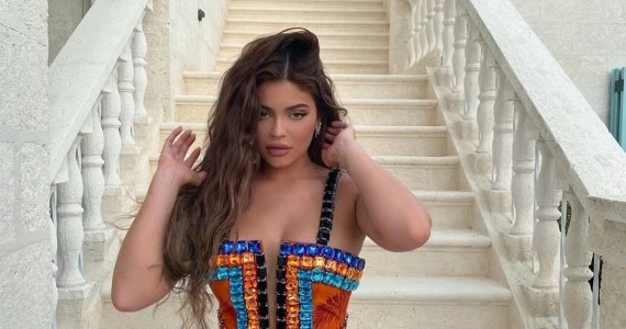 Kylie Jenner kusi w skąpym kostiumie kąpielowym