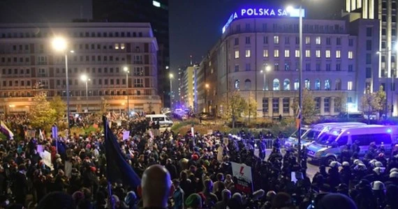 Policja użyła siły wobec protestujących. Rafał Trzaskowski reaguje